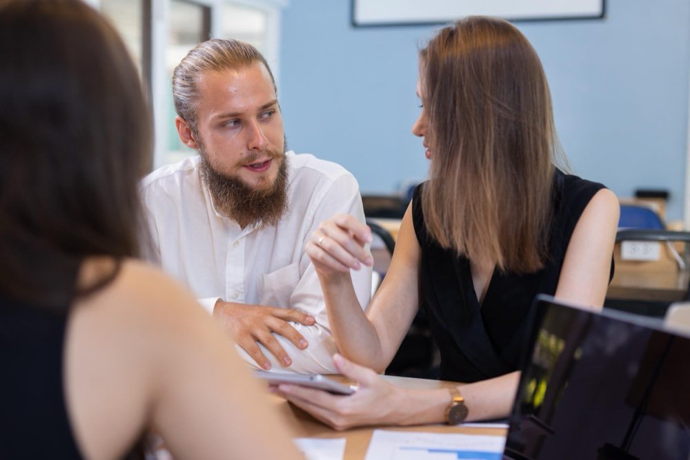 Formateur accompagnant une apprenante